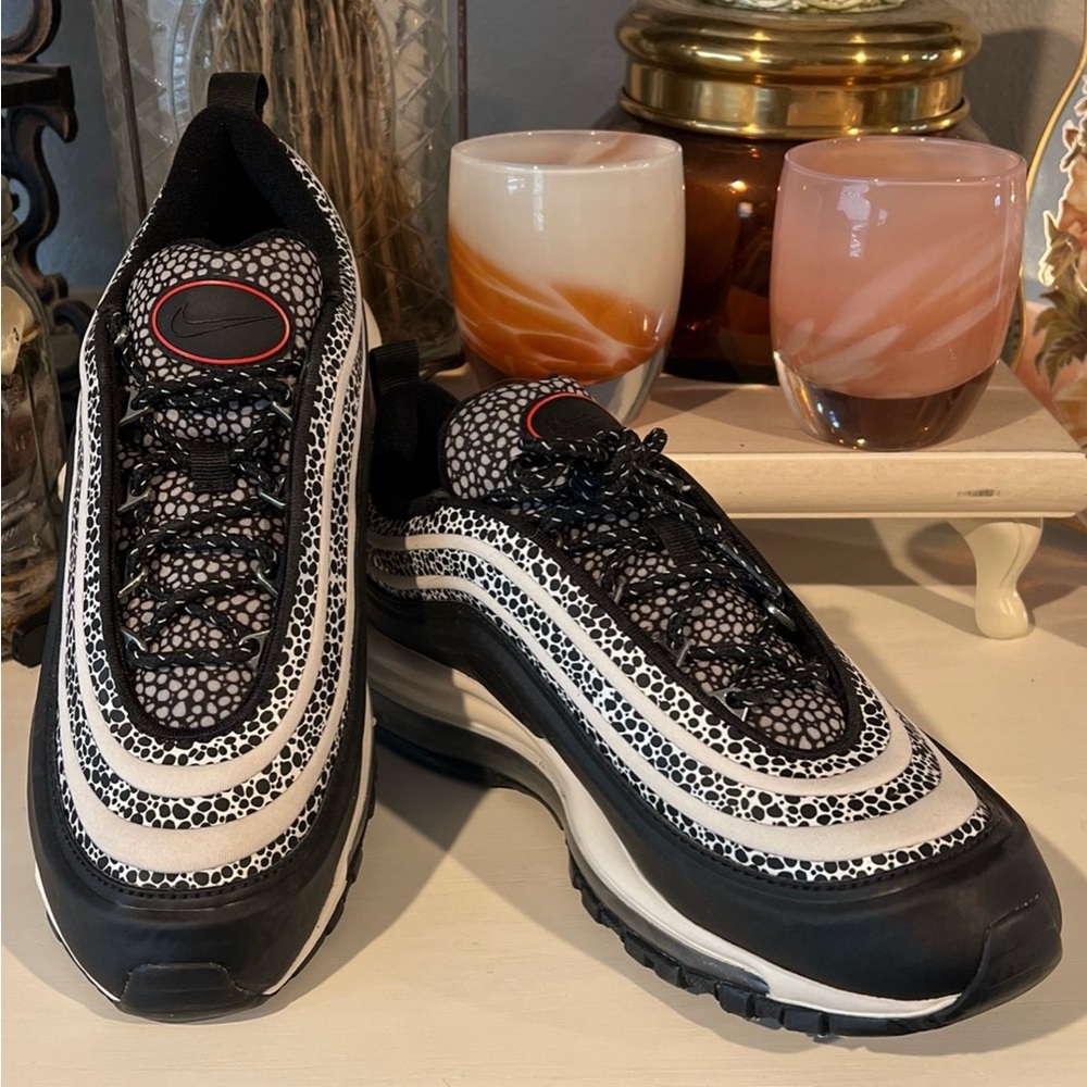 Nike Air Max Black and white NEW Sz 9.5